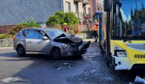 Řidička ve Žďáru odbočovala a narazila do autobusu, který jel po hlavní. Skončila v péči lékařů 