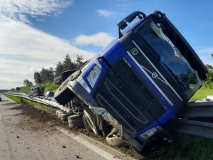 Komplikace na D1. Náklaďák se převrátil na svodidla, omezení bylo v obou směrech