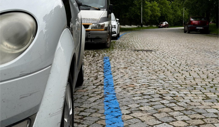 Znovu a lépe. Stříkání modrých čar se u jihlavského hřbitova napoprvé nepovedlo, překážela tam auta 