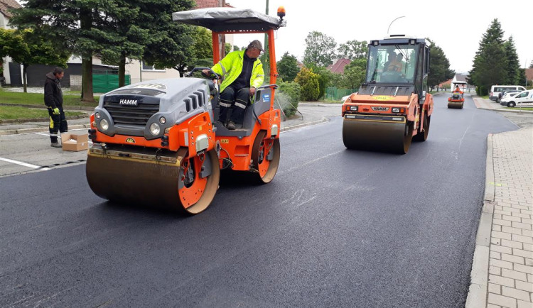 V Třebíči je nový asfalt už v sedmadvaceti ulicích. Ještě letos přibydou další čtyři