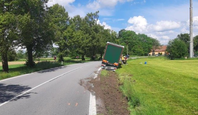 Na Pelhřimovsku v sobotu odpoledne havaroval řidič kamionu, měl téměř dvě a půl promile