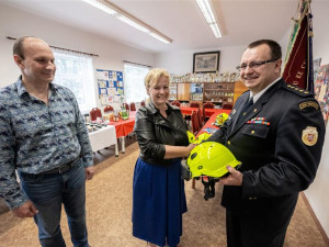 Jihlavští dobrovolní hasiči mají nové, lehčí, přilby. Jsou pro technické zásahy a venkovní požáry