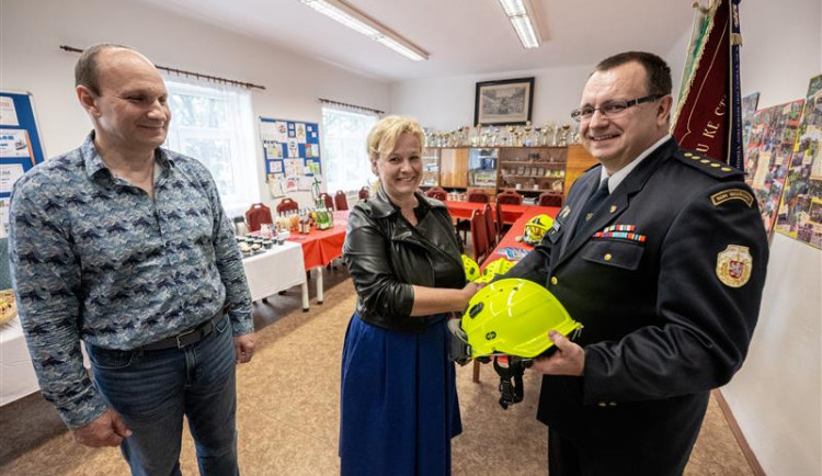 Jihlavští dobrovolní hasiči mají nové lehčí přilby. Jsou pro technické zásahy a venkovní požáry. Foto: poskytlo Město Jihlava