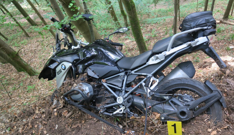 Motocyklista se chvíli nevěnoval řízení a narazil do stromu