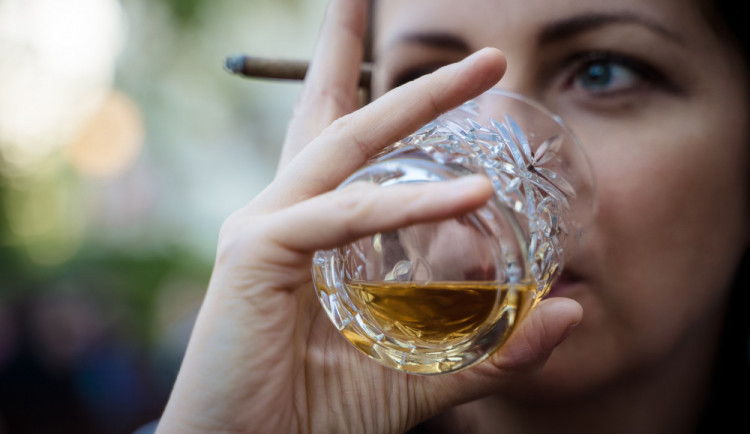Lidé investovali do whisky, mohlo jít o podvod v řádech milionů korun. Případ řeší krajští kriminalisté