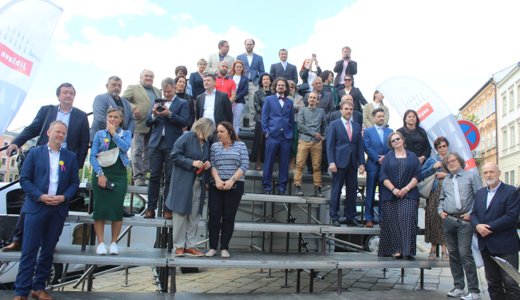 Investice za sto tisíc korun: Tribuna namířená do rohu jihlavského náměstí budí emoce