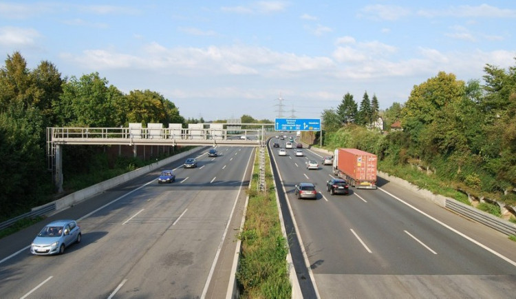 Řidič kamionu na dálnici zřejmě usnul za jízdy. Způsobil téměř milionovou škodu