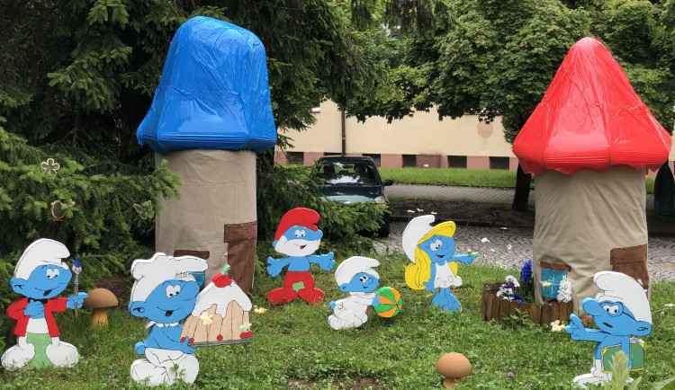 VIDEO: Jihlavský Palouček znovu baví děti i dospělé. Vyrostla tady šmoulí vesnice, zmizí až v září
