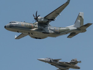 Aviatická pouť nabídne gripeny, akrobacii nebo vzácná historická letadla. Přiletí i skokan z vesmíru Felix Baumgartner