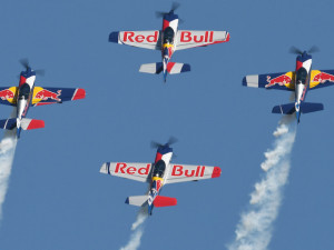 Aviatická pouť nabídne gripeny, akrobacii nebo vzácná historická letadla. Přiletí i skokan z vesmíru Felix Baumgartner