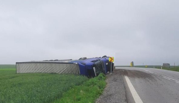 Řidič kamionu jel moc rychle, jeho vůz skončil v poli u Svojkovic převrácený na boku
