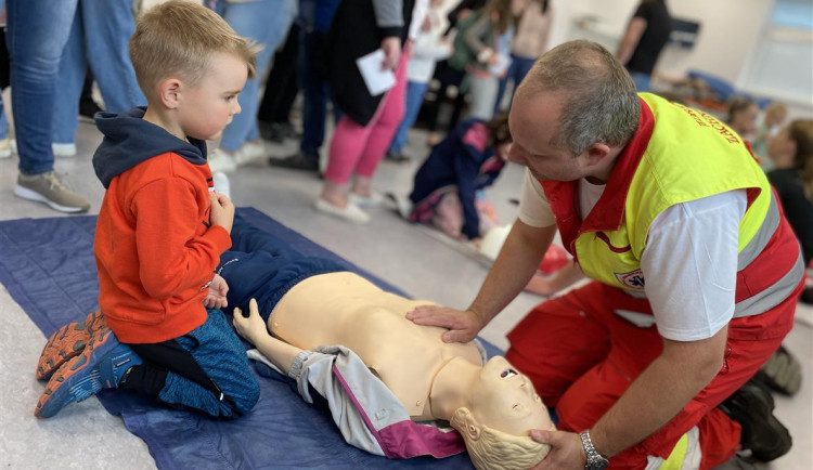 Děti slavily svůj svátek s krajskými záchranáři. Přišly na dva tisíce lidí. Foto: poskytla ZZS KV