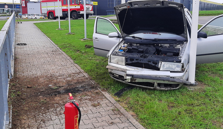 Třebíčí jel řidič s dvěma promile. Kruhový objezd projel rovně a následně havaroval. Foto: poskytla Policie ČR