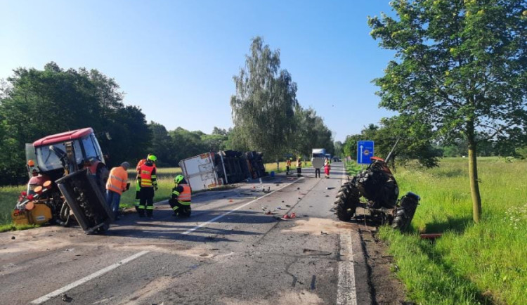 Silnici na Pelhřimovsku zablokovala nehoda náklaďáku a traktoru. Úsek je teď neprůjezdný