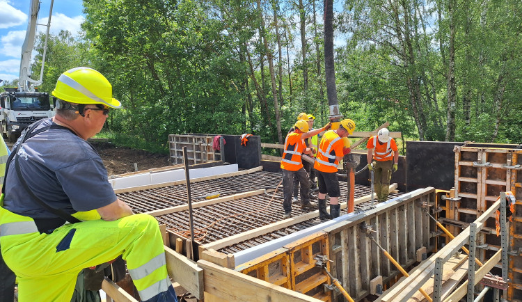 FOTO: Začala oprava silnice mezi Skuhrovem a Olešnou. Dělníci teď budují nový most