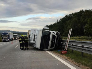 Cestování po D1 komplikuje převrácený náklaďák, který leží u svodidel. V místě se tvoří kolony