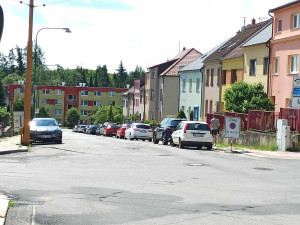 Velké opravy v ulici Ke Skalce začnou už v pondělí. Řidiči tady nezaparkují, budou muset po objížďce