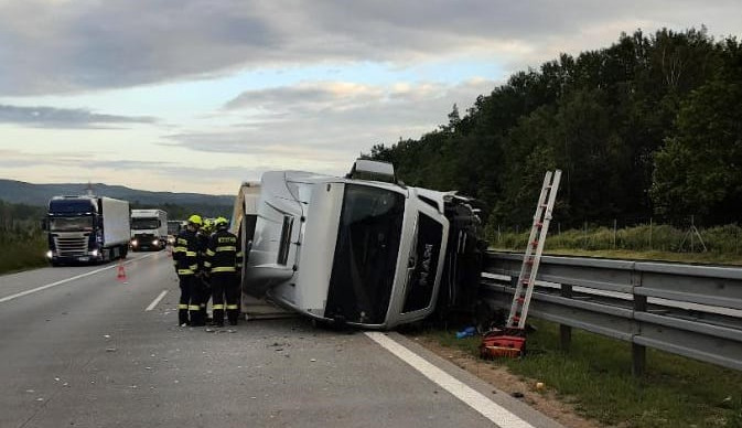 Cestování po D1 komplikuje převrácený náklaďák, který leží u svodidel. V místě počítejte s kolonami