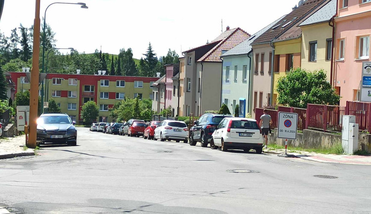 Velké opravy v ulici Ke Skalce začnou už v pondělí. Řidiči tady nezaparkují, budou muset po objížďce