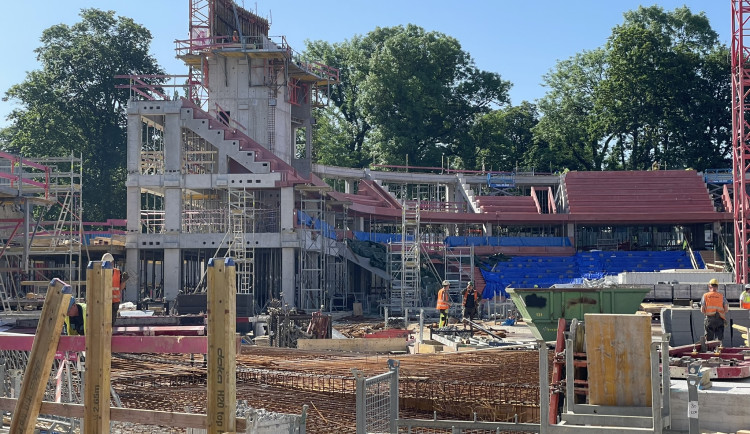 Aktuálně ze staveniště Horácké arény: Tribuny letí nahoru, na místě je mobilní jeřáb o hmotnosti 200 tun. Foto: Horácká aréna/facebook