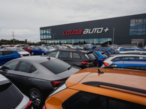 Louda Auto otevřel v Poděbradech největší autosalon předváděcích, zánovních a ojetých vozů v Evropě
