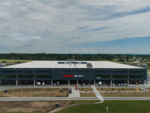 Louda Auto otevřel v Poděbradech největší autosalon předváděcích, zánovních a ojetých vozů v Evropě