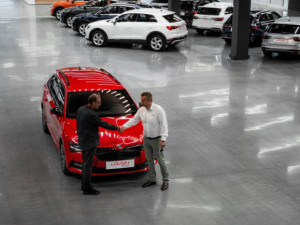 Louda Auto otevřel v Poděbradech největší autosalon předváděcích, zánovních a ojetých vozů v Evropě