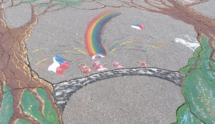 Od roztomilých ježků ke kritice EU a LGBT. Nestrpíme nenávistné, politické nebo urážlivé kresby, říká město a malby odstraňuje