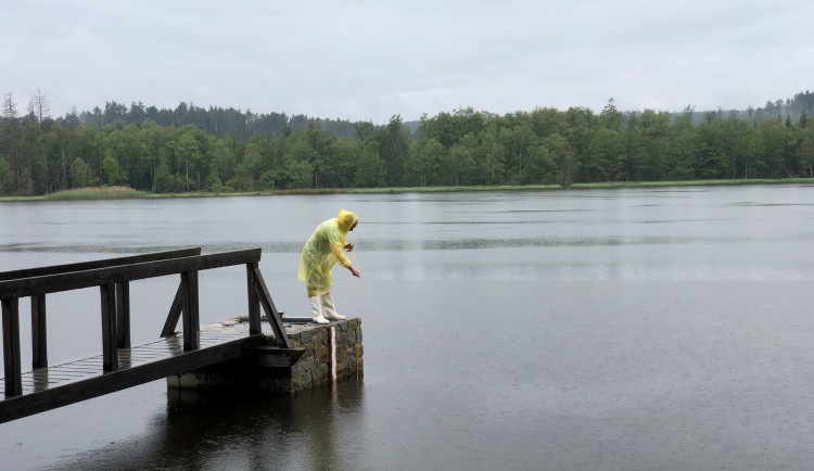 VIDEO: Má rybník čistou vodu? Lidem na Vysočině napoví barevný smajlík