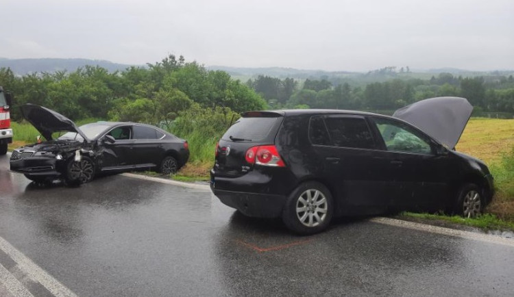 Dramatické ráno u Kostelce. Bouralo zde pět aut, dva řidiči se zranili, škoda je 300 tisíc korun