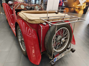 Jihlavou projede 1000 mil československých. Předválečná auta jsou vystavená v nákupním centru