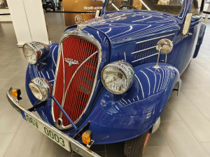 Jihlavou projede 1000 mil československých. Předválečná auta jsou vystavená v nákupním centru