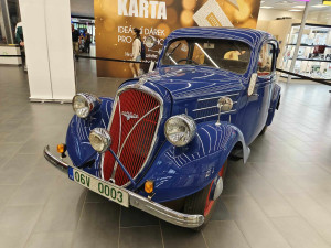Jihlavou projede 1000 mil československých. Předválečná auta jsou vystavená v nákupním centru