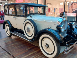 Jihlavou projede 1000 mil československých. Předválečná auta jsou vystavená v nákupním centru