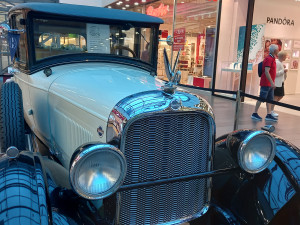 Jihlavou projede 1000 mil československých. Předválečná auta jsou vystavená v nákupním centru
