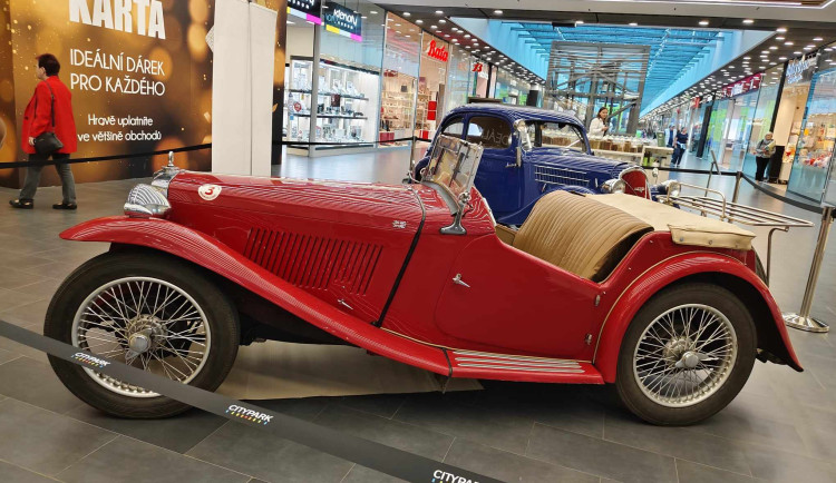 Jihlavou projede 1000 mil československých. Předválečná auta jsou vystavená v nákupním centru