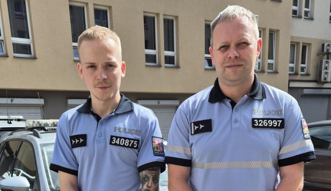 Odvážní policisté, vlevo Ondřej Svoboda, vpravo Martin Musil. Foto: poskytla Policie ČR