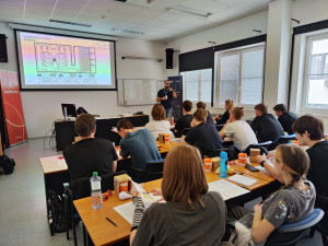 Skoro stovka středoškoláků má za sebou jadernou maturitu. Šestnáctý ročník přilákal i 19 studentek