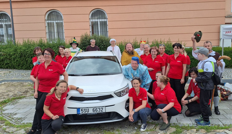 FOTO: Radost v jihlavském hospicu. Díky dárcům a ochotníkům z Rantířova mají zaměstnanci nové auto