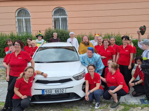 FOTO: Radost v jihlavském hospicu. Díky dárcům a ochotníkům z Rantířova mají zaměstnanci nové auto