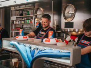 Dva pivovary, jedno pivo. Budějovický Budvar představil letní limitku Na Pool uvařenou s minipivovarem Dva kohouti