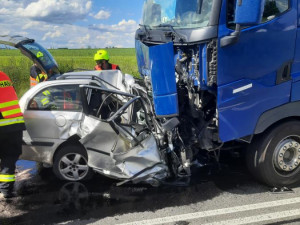 Tragédie na Pelhřimovsku. Řidič v osobním autě nepřežil střet s náklaďákem, místo je neprůjezdné