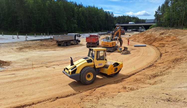 Stavba kruhového objezdu na přivaděči běží. Na jaká omezení se připravit v nejbližší době?