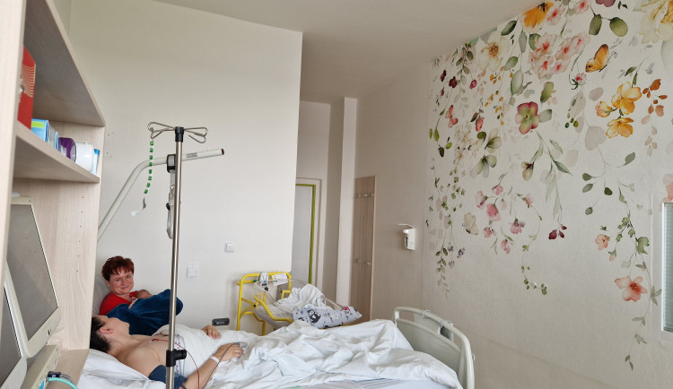 Hned po porodu mohou být všichni spolu. V jihlavské porodnici otevřeli rodinný pooperační pokoj