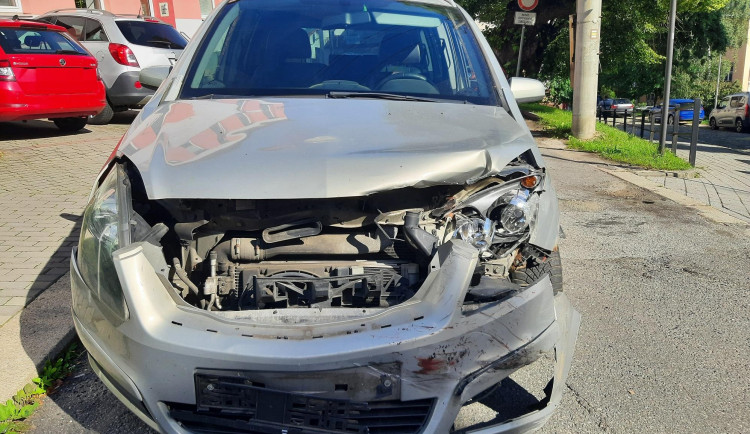 Řidič v Třebíči nedal přednost autu na hlavní silnici, škoda po nehodě je sedmdesát tisíc. Foto: Policie ČR