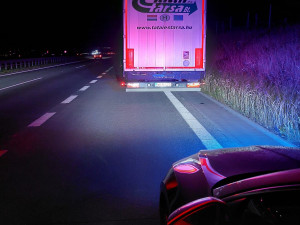 Hlídky na dálnici D1. Policie kontrolovala, jak parkují řidiči kamionů, padaly pokuty