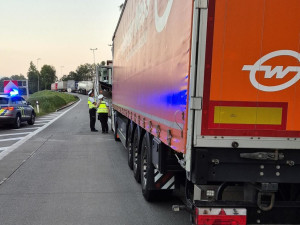 Hlídky na dálnici D1. Policie kontrolovala, jak parkují řidiči kamionů, padaly pokuty