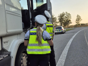 Hlídky na dálnici D1. Policie kontrolovala, jak parkují řidiči kamionů, padaly pokuty
