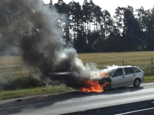 FOTO: Požár na dálnici. Škodovka hořela kvůli závadě motoru, škoda je 50 tisíc korun