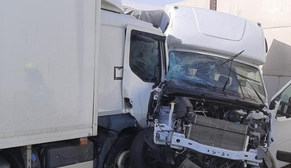 Ranní havárie zaměstnávala i hasiče. Jednu osobu museli vyprostit hydraulickým nářadím. Foto: poskytla Policie ČR